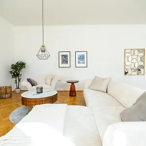 4ty3 - Spacious In The Heart Of The 8th District Is Calling Wien